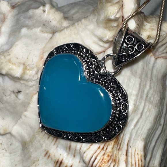 Caribbean Chalcedony handcrafted heart pendant - Picture 4 of 9